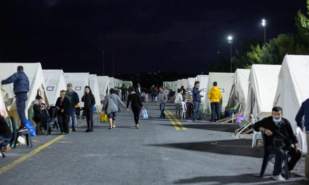 Ηράκλειο: Άρχισε η μετεγκατάσταση οικογενειών από τις σκηνές στο κλειστό γυμναστήριο Αρκαλοχωρίου και στο πολύκεντρο Ινίου